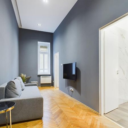 Gray Stylish Central Apartment Budapest Exterior photo