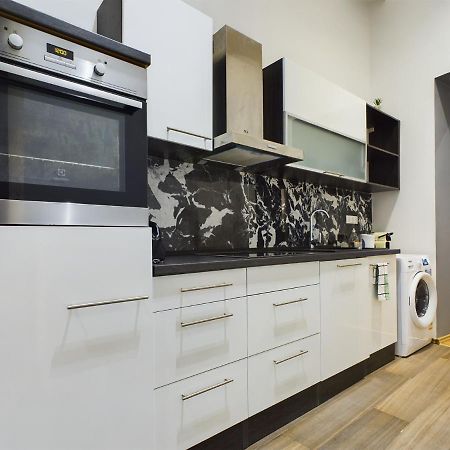 Gray Stylish Central Apartment Budapest Exterior photo