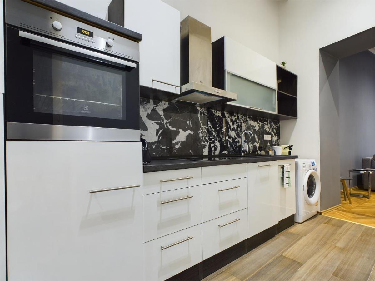Gray Stylish Central Apartment Budapest Exterior photo